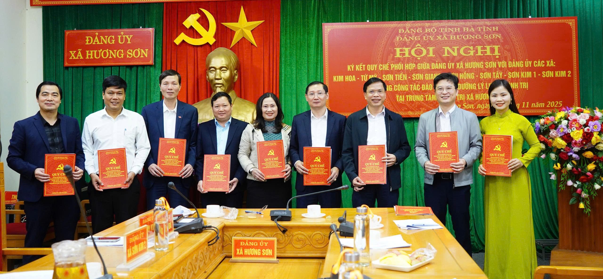 Hội nghị ký kết Quy chế phối hợp trong công tác đào tạo, bồi dưỡng tại Trung tâm Chính trị xã Hương Sơn 