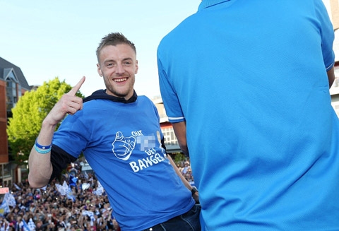 Vardy tươi rói trong lễ diễu hành