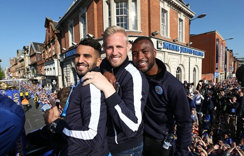 Bộ ba Riyad Mahrez, Kasper Schmeichel và Wes Morgan (từ trái sang) chụp ảnh kỉ niệm