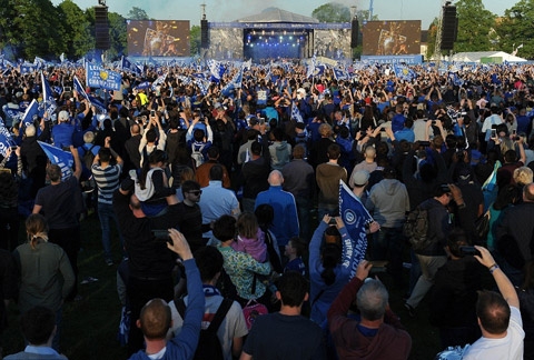 Tại đây, người hâm mộ được chứng kiến lại giây phút đăng quang của Leicester qua 2 màn hình lớn