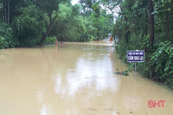 Mưa lớn gây ngập lụt, chia cắt một số tuyến giao thông ở Hương Sơn