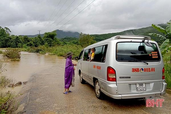 Mưa lớn gây ngập lụt, chia cắt một số tuyến giao thông ở Hương Sơn