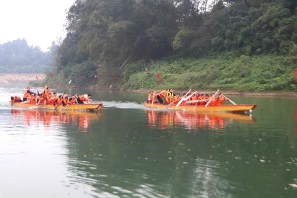 Sôi nổi giải đua thuyền mừng Đảng, mừng Xuân  xã Sơn Ninh